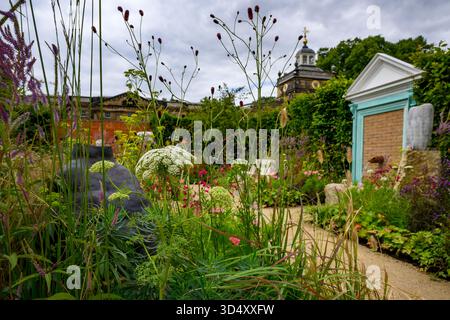 Potted History : Echoes of Rockingham Garden (galerie extérieure, éléments ornementaux) - RHS Flower Show Wentworth Woodhouse 2025, Yorkshire, Angleterre Royaume-Uni. Banque D'Images