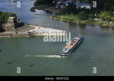 Un bateau de croisière navigue du Rhin vers la Moselle au Deutsches Eck (coin allemand). Banque D'Images
