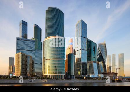 Vue sur les gratte-ciel modernes du Centre international d'affaires de Moscou (MIBC), également connu sous le nom de la ville de Moscou depuis le remblai de la rivière Moskva. Moscou, Russie. Banque D'Images
