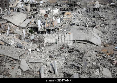 Khan Yunis, Territoires palestiniens. 11 novembre 2025. Une palestinienne traverse les ruines de bâtiments détruits dans la zone d'Al-Katiba à Khan Younis. Les Palestiniens déplacés tentent de rentrer chez eux après le retrait de l’armée israélienne de la ville. Crédit : Abed Rahim Khatib/dpa/Alamy Live News Banque D'Images