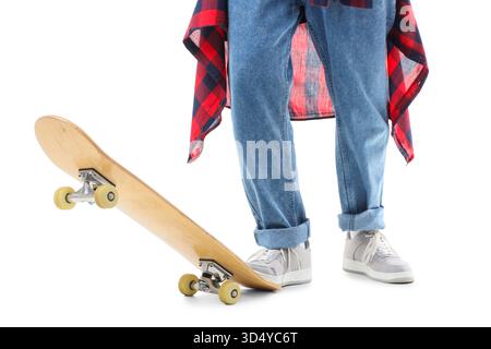 Jambes de l'homme senior avec skateboard sur fond blanc Banque D'Images