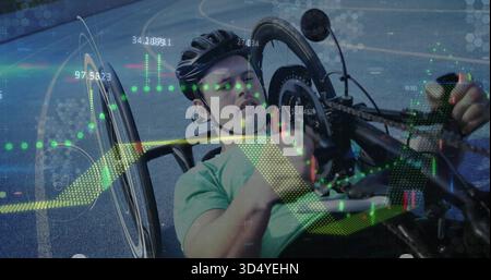 Homme inclinable portant chemise vert clair et casque manivelle handcycle sur piste pavée, données superposées Banque D'Images