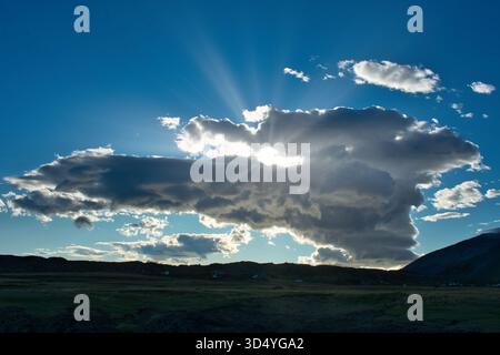 Rayons de soleil qui brillent à travers les nuages en Islande Banque D'Images