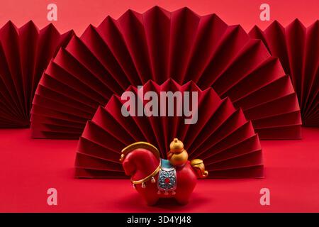 Nouvel an lunaire 2026. Arrière-plan du nouvel an. Élégance rouge avec figurine cheval Banque D'Images