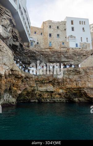 Grotta Palazzese Restaurant, un établissement de restauration exclusif situé dans une grotte de calcaire naturel à Polignano a Mare, Pouilles, Italie. Banque D'Images