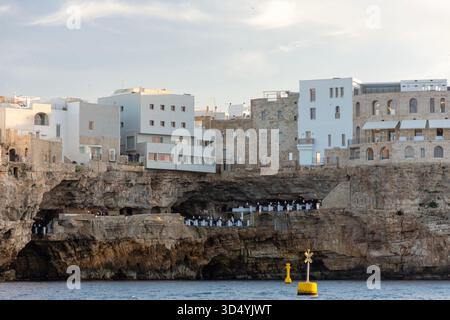 Grotta Palazzese Restaurant, un établissement de restauration exclusif situé dans une grotte de calcaire naturel à Polignano a Mare, Pouilles, Italie. Banque D'Images