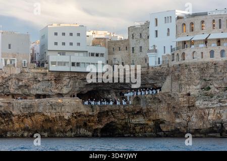 Grotta Palazzese Restaurant, un établissement de restauration exclusif situé dans une grotte de calcaire naturel à Polignano a Mare, Pouilles, Italie. Banque D'Images