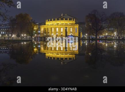 L'Opéra de Stuttgart se reflète dans Eckensee dans la soirée. Stuttgart, Bade-Wuerttemberg, Allemagne Banque D'Images