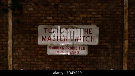 Bletchley Park, Buckinghamshire, Royaume-Uni Montrant un panneau d'avertissement: : 'Éteindre l'interrupteur principal' - dans un bâtiment de sortie utilisé comme garage. Banque D'Images