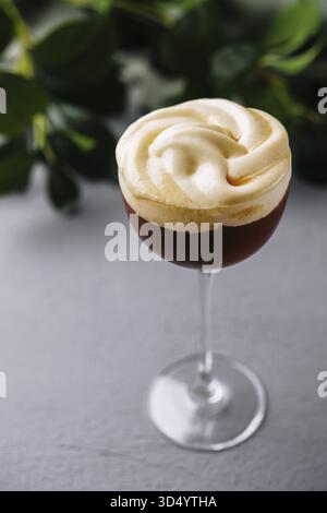 Nourriture, gros plan d'un délicieux cocktail espresso martini avec un tourbillon de crème, sur un fond chic Banque D'Images