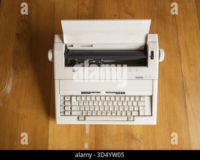 Machine à écrire électronique antique prête sur un bureau en bois, Vigo, Espana Banque D'Images