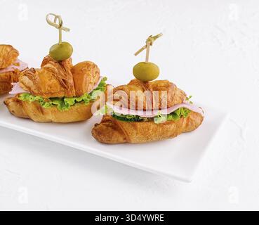 Nourriture, croissants frais farcis de jambon et concombres Banque D'Images