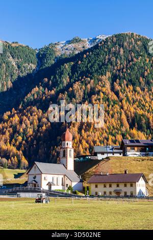Église Kaplaneikirche dans le hameau Niederthai, couleurs d'automne Umhausen Vallée Ötztal Tyrol, Tyrol Autriche Banque D'Images