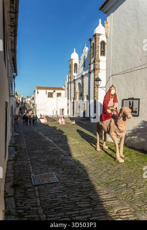 Monsaraz, Portugal - 07 décembre 2024 : vue de Rua Direita à Monsaraz, Portugal, avec des personnages de la scène de la crèche de rue - un sage sur un chameau Banque D'Images