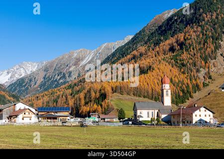 Umhausen : église Kaplaneikirche dans le hameau Niederthai, couleurs d'automne dans la vallée de Ötztal, Tyrol, Tyrol, Autriche Banque D'Images