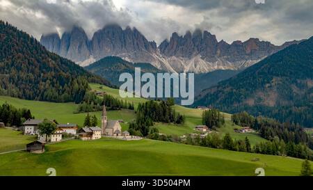 Une vue panoramique imprenable sur le village de Santa Magdalena (composé Magdalena) niché dans la vallée du Val di Funes, entouré par les sommets spectaculaires de l'Odle Banque D'Images