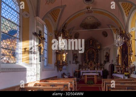Umhausen : église Kaplaneikirche dans le hameau Niederthai, nef dans la vallée de Ötztal, Tyrol, Autriche Banque D'Images