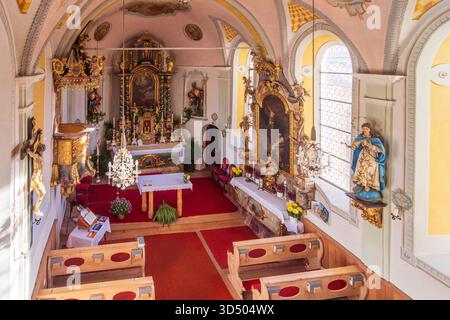 Umhausen : église Kaplaneikirche dans le hameau Niederthai, nef dans la vallée de Ötztal, Tyrol, Autriche Banque D'Images