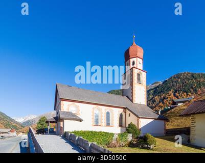 Umhausen : église Kaplaneikirche dans le hameau Niederthai, couleurs d'automne dans la vallée de Ötztal, Tyrol, Tyrol, Autriche Banque D'Images