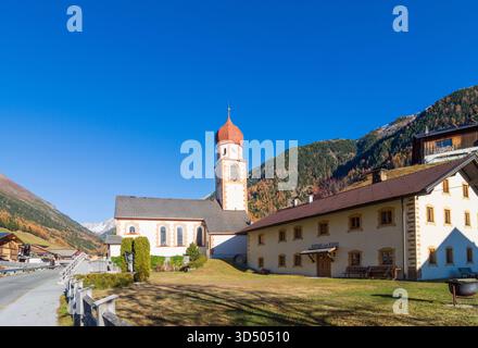 Umhausen : église Kaplaneikirche dans le hameau Niederthai, couleurs d'automne dans la vallée de Ötztal, Tyrol, Tyrol, Autriche Banque D'Images