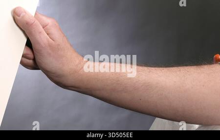 Main blanche homme caucasien tenant enveloppe Banque D'Images