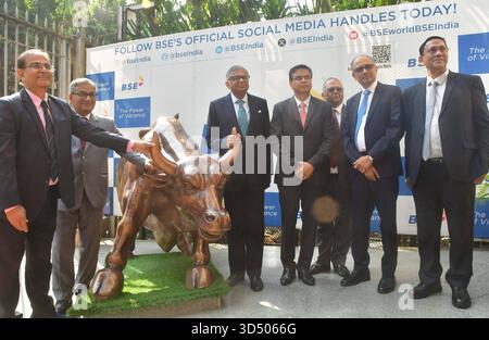 DATE D'ENREGISTREMENT NON INDIQUÉE MUMBAI, INDE - 12 NOVEMBRE : de gauche à droite, Subhasis Chaudhuri, Président de BSE Limited, Sundararaman Ramamurthy, Directeur général et Directeur général de BSE, N Chandrasekaran, Président de Tata sons et Tata Group, Girish Wagh, Directeur général et Directeur général de Tata Motors Limited commercial Vehicle, GV Ramanan, Directeur financier de Tata Motors Limited, PB Balaji, Directeur financier du Groupe de Tata et Sudipto Das, secrétaire général de Tata Motors Limited, pose pour une photo près du taureau sous le bâtiment de la Bourse de Bombay Banque D'Images