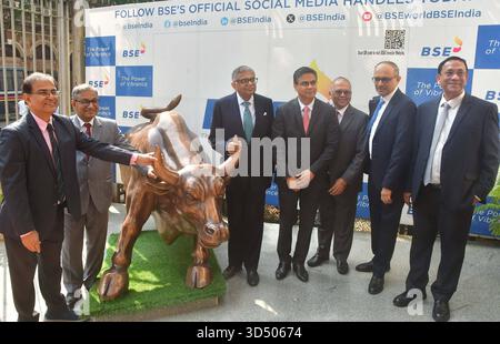 DATE D'ENREGISTREMENT NON INDIQUÉE MUMBAI, INDE - 12 NOVEMBRE : de gauche à droite, Subhasis Chaudhuri, Président de BSE Limited, Sundararaman Ramamurthy, Directeur général et Directeur général de BSE, N Chandrasekaran, Président de Tata sons et Tata Group, Girish Wagh, Directeur général et Directeur général de Tata Motors Limited commercial Vehicle, GV Ramanan, Directeur financier de Tata Motors Limited, PB Balaji, Directeur financier du Groupe de Tata et Sudipto Das, secrétaire général de Tata Motors Limited, pose pour une photo près du taureau sous le bâtiment de la Bourse de Bombay Banque D'Images