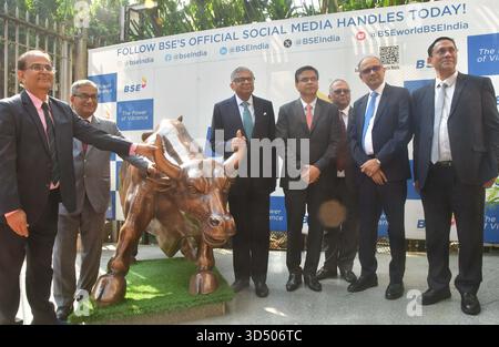 MUMBAI, INDE - 12 NOVEMBRE : de gauche à droite, Subhasis Chaudhuri, Président de BSE Limited, Sundararaman Ramamurthy, Directeur général et Directeur général de BSE, N Chandrasekaran, Président de Tata sons et Tata Group, Girish Wagh, Directeur général et Directeur général de Tata Motors Limited commercial Vehicle, GV Ramanan, Directeur financier de Tata Motors Limited, PB Balaji, Directeur financier du Groupe de Tata Motors, Directeur financier et Sudipto Das, secrétaire général de Tata Motors Limited, pose pour une photo près du taureau sous le bâtiment de la Bourse de Bombay pour marquer l'inscription Banque D'Images
