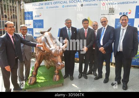 MUMBAI, INDE - 12 NOVEMBRE : de gauche à droite, Subhasis Chaudhuri, Président de BSE Limited, Sundararaman Ramamurthy, Directeur général et Directeur général de BSE, N Chandrasekaran, Président de Tata sons et Tata Group, Girish Wagh, Directeur général et Directeur général de Tata Motors Limited commercial Vehicle, GV Ramanan, Directeur financier de Tata Motors Limited, PB Balaji, Directeur financier du Groupe de Tata Motors, Directeur financier et Sudipto Das, secrétaire général de Tata Motors Limited, pose pour une photo près du taureau sous le bâtiment de la Bourse de Bombay pour marquer l'inscription Banque D'Images