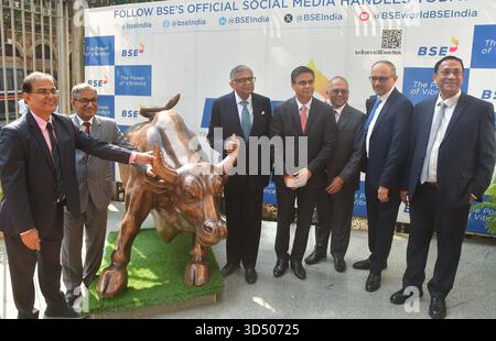 MUMBAI, INDE - 12 NOVEMBRE : de gauche à droite, Subhasis Chaudhuri, Président de BSE Limited, Sundararaman Ramamurthy, Directeur général et Directeur général de BSE, N Chandrasekaran, Président de Tata sons et Tata Group, Girish Wagh, Directeur général et Directeur général de Tata Motors Limited commercial Vehicle, GV Ramanan, Directeur financier de Tata Motors Limited, PB Balaji, Directeur financier du Groupe de Tata Motors, Directeur financier et Sudipto Das, secrétaire général de Tata Motors Limited, pose pour une photo près du taureau sous le bâtiment de la Bourse de Bombay pour marquer l'inscription Banque D'Images
