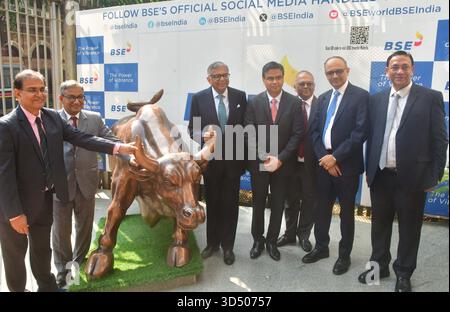 MUMBAI, INDE - 12 NOVEMBRE : de gauche à droite, Subhasis Chaudhuri, Président de BSE Limited, Sundararaman Ramamurthy, Directeur général et Directeur général de BSE, N Chandrasekaran, Président de Tata sons et Tata Group, Girish Wagh, Directeur général et Directeur général de Tata Motors Limited commercial Vehicle, GV Ramanan, Directeur financier de Tata Motors Limited, PB Balaji, Directeur financier du Groupe de Tata Motors, Directeur financier et Sudipto Das, secrétaire général de Tata Motors Limited, pose pour une photo près du taureau sous le bâtiment de la Bourse de Bombay pour marquer l'inscription Banque D'Images