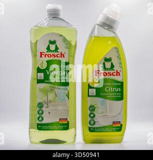 Kiev, Ukraine - 07 décembre 2024 : séance photo en studio des produits de nettoyage écologiques Frosch : nettoyant anti-calcaire au vinaigre et nettoyant pour toilettes aux agrumes. Allemand Br Banque D'Images