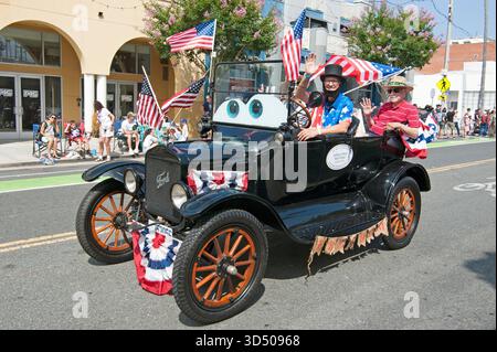 Une voiture classique avec un homme habillé comme Abraham Lincoln dans le 4 juillet annuel, Holiday Parade sur main Street à Santa Monica, CA, USA Banque D'Images