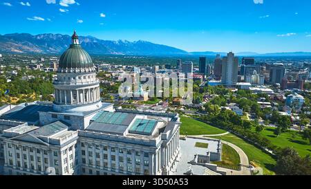 Aéroport du Capitole de l'État de l'Utah, centre-ville de Salt Lake City et montagnes Wasatch Banque D'Images