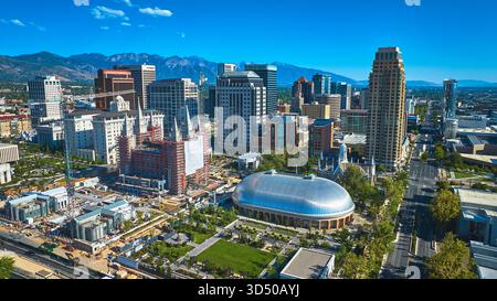 Skyline du Tabernacle aérien de Salt Lake City au centre-ville avec Wasatch Mountains Banque D'Images