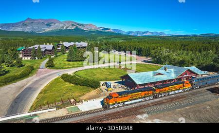 Gare aérienne et Lodge historique avec montagnes Rocheuses dans East Glacier Wyoming Banque D'Images