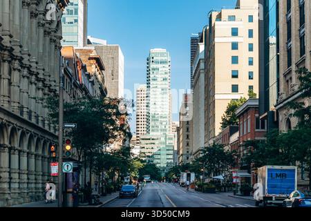 Montréal, Canada - 11 août 2025 : paysage urbain de la rue McGill avec des bâtiments historiques et modernes au centre-ville de Montréal Banque D'Images