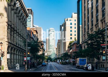 Montréal, Canada - 11 août 2025 : paysage urbain de la rue McGill avec des bâtiments historiques et modernes au centre-ville de Montréal Banque D'Images