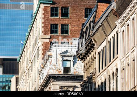 Montréal, Canada - 11 août 2025 : contraste architectural des bâtiments anciens et modernes du centre-ville de Montréal, Québec Banque D'Images