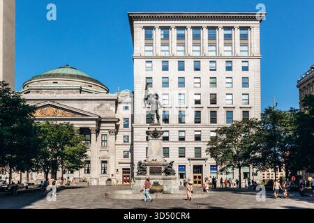 Montréal, Canada - 11 août 2025 : vue de la place d’armes dans le Vieux-Montréal avec le Monument Maisonneuve et les bâtiments historiques sous une bl dégagée Banque D'Images