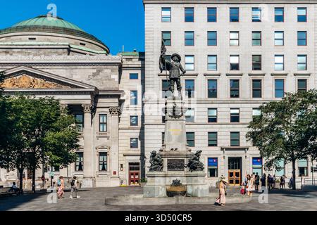 Montréal, Canada - 11 août 2025 : vue de la place d’armes dans le Vieux-Montréal avec le Monument Maisonneuve et les bâtiments historiques sous une bl dégagée Banque D'Images