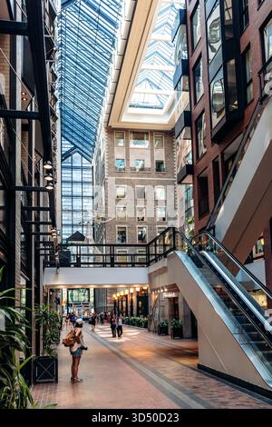 Montréal, Canada - 11 août 2025 : intérieur du World Trade Centre Montréal avec toit en verre moderne, murs de briques et escalator dans le centre d'atri Banque D'Images