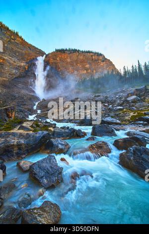 Chutes Takakkaw chute d'eau puissante coulant au-dessus de Rocky Stream dans le paysage de Majestic Mountain Banque D'Images
