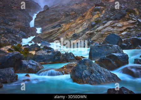 Cascade de Takakkaw Falls Rushing Stream et paysage des montagnes Rocheuses Canada Banque D'Images