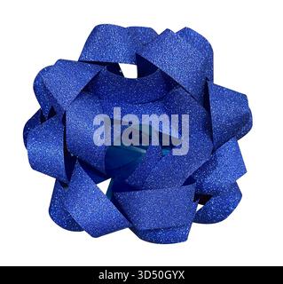 Ruban de Noël bleu arc recouvert de paillettes isolé sur fond blanc, ruban de soie brillant bleu noué. Ornement festif de vacances pour le jour de Noël. Banque D'Images