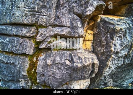 Texture de roche avec détail de mousse et couches de pierre vieillie en gros plan Banque D'Images