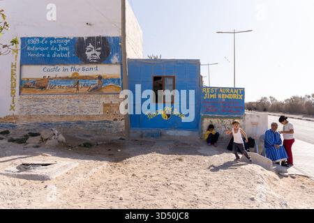 Devant le café et restaurant Jimi Hendrix dans le village de Diabat près d'Essaouira, Maroc Banque D'Images