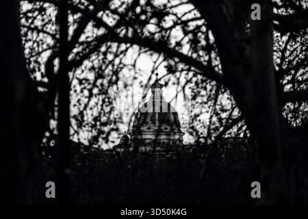 Cité du Vatican, Italie - 15 déc. 2023 : image du dôme fampus de la basilique Saint Pierre de loin Banque D'Images