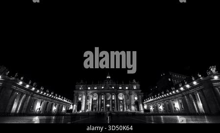 Cité du Vatican, Italie - 16 décembre 2023 : image nocturne de l'architecture et détails de l'extérieur et des environs de la basilique Pierre. Banque D'Images