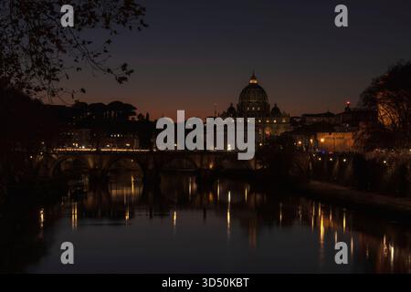 Cité du Vatican, Italie - 17 décembre 2023 : image de la basilique Pierre et de la cité du Vatican vues de loin Banque D'Images
